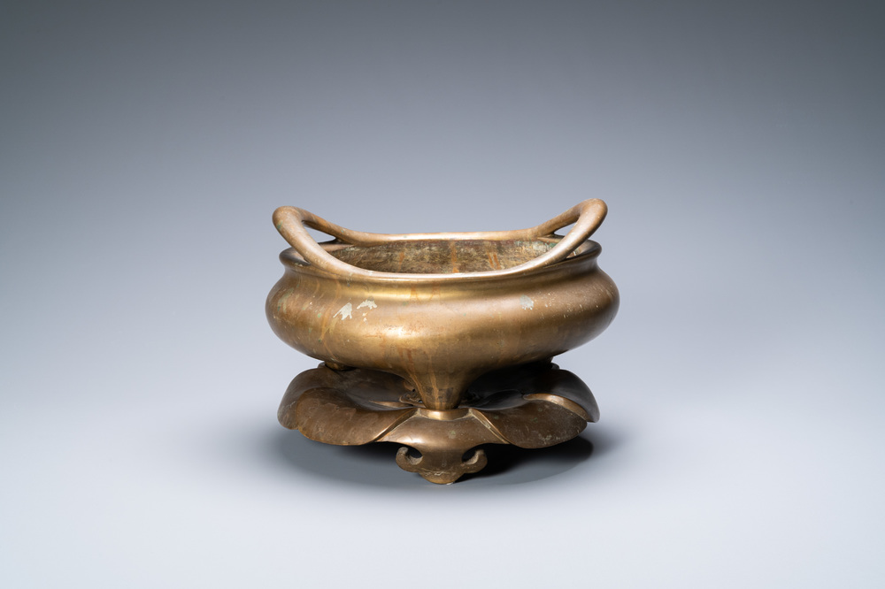 A large Chinese bronze censer on stand, Chenghua mark, 17/18th C.