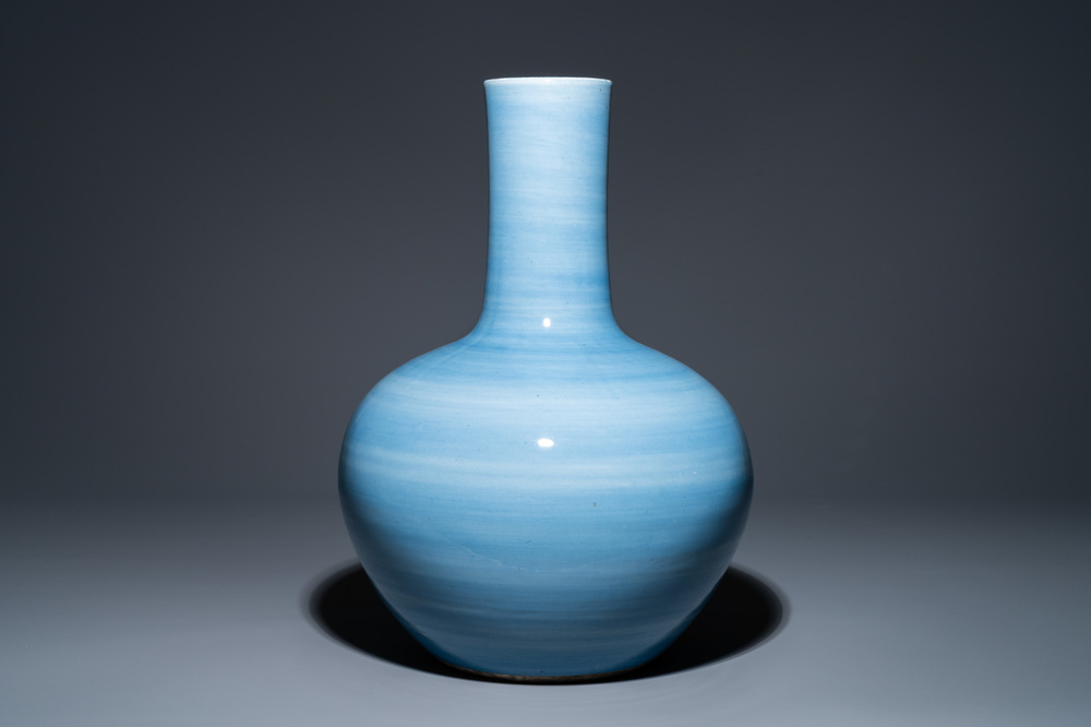 Un grand vase de forme 'tianqiu ping' en porcelaine de Chine clair de lune monochrome, 19&egrave;me