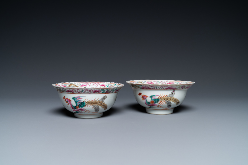 Une paire de bols en porcelaine de Chine famille rose pour le march&eacute; Straits ou Peranakan, 19&egrave;me