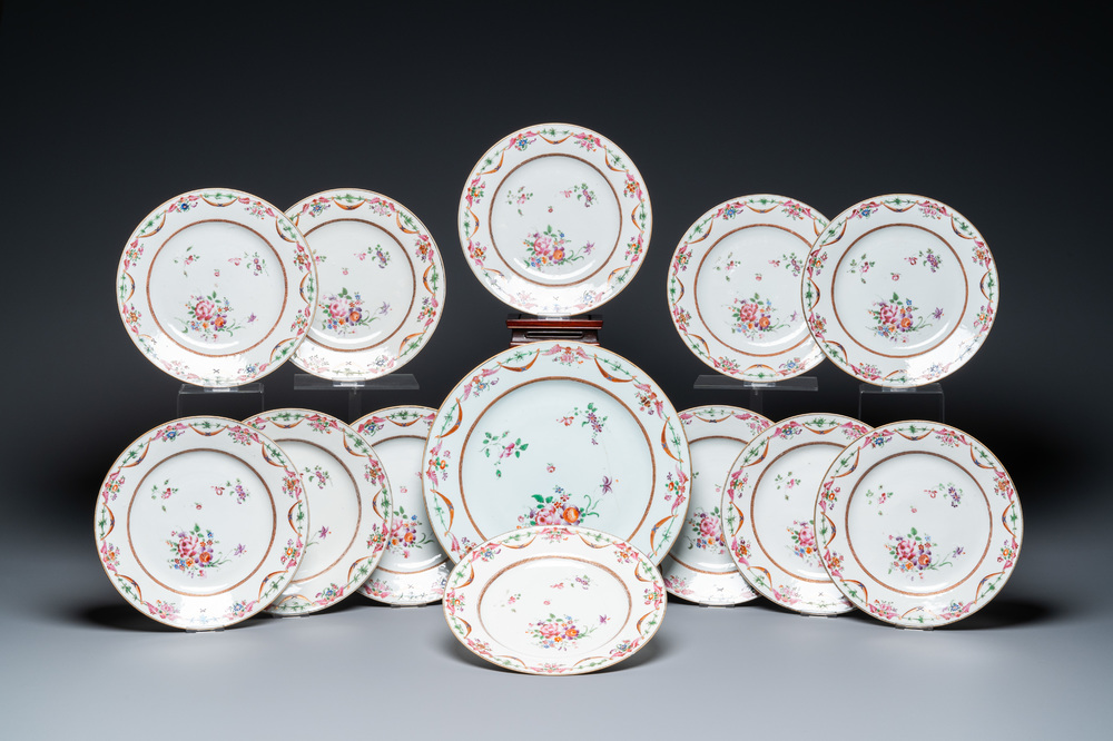 Douze assiettes et un plat en porcelaine de Chine famille rose, Qianlong