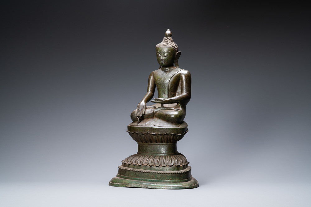 A large Burmese bronze figure of Buddha, 17/18th C.