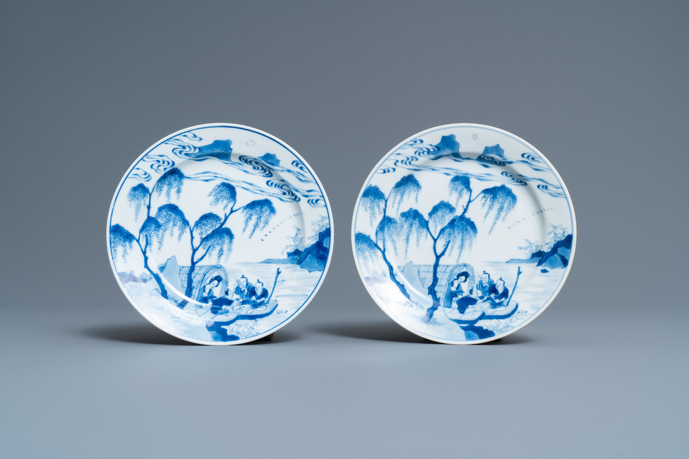 Une paire d'assiettes en porcelaine de Chine en bleu et blanc, marque de Chenghua, Kangxi