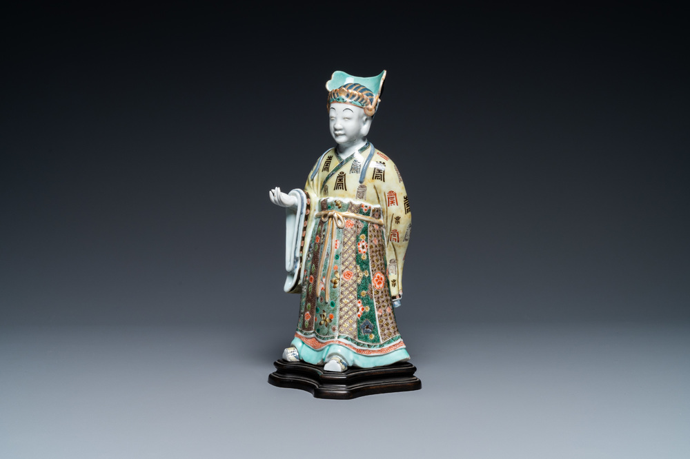 Une figure en porcelaine de Chine sur socle en bois sculpt&eacute;, Kangxi