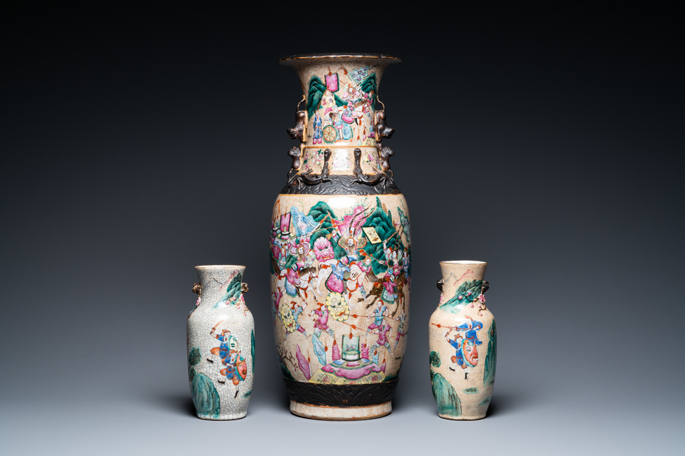 Drie Chinese Nanking craquel&eacute; famille rose vazen, 19e eeuw
