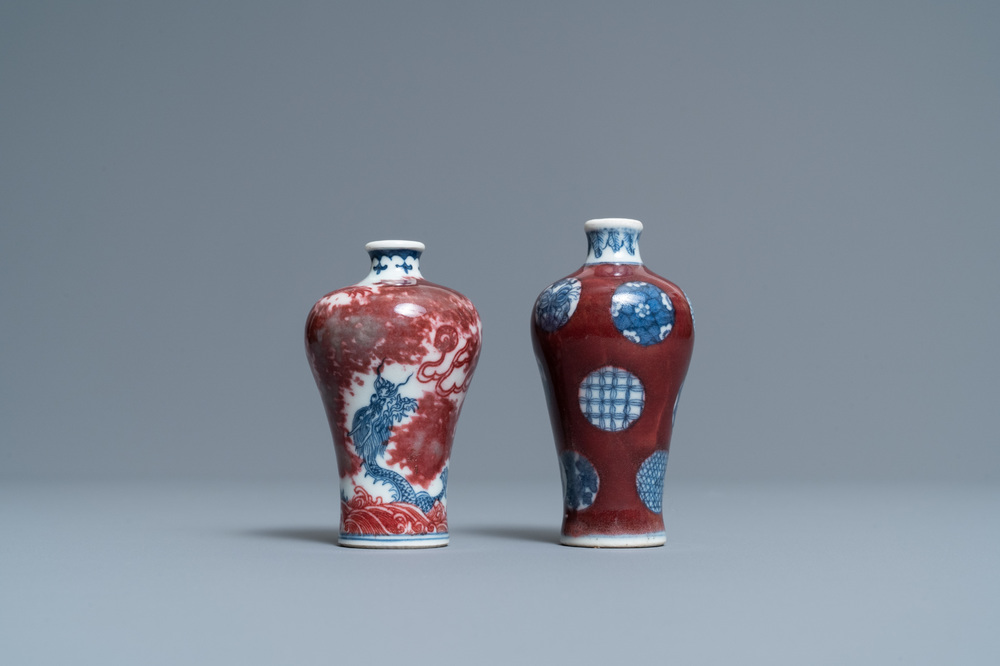 Deux vases miniatures de forme 'meiping' en porcelaine de Chine en bleu, blanc et rouge de cuivre, 18/19&egrave;me