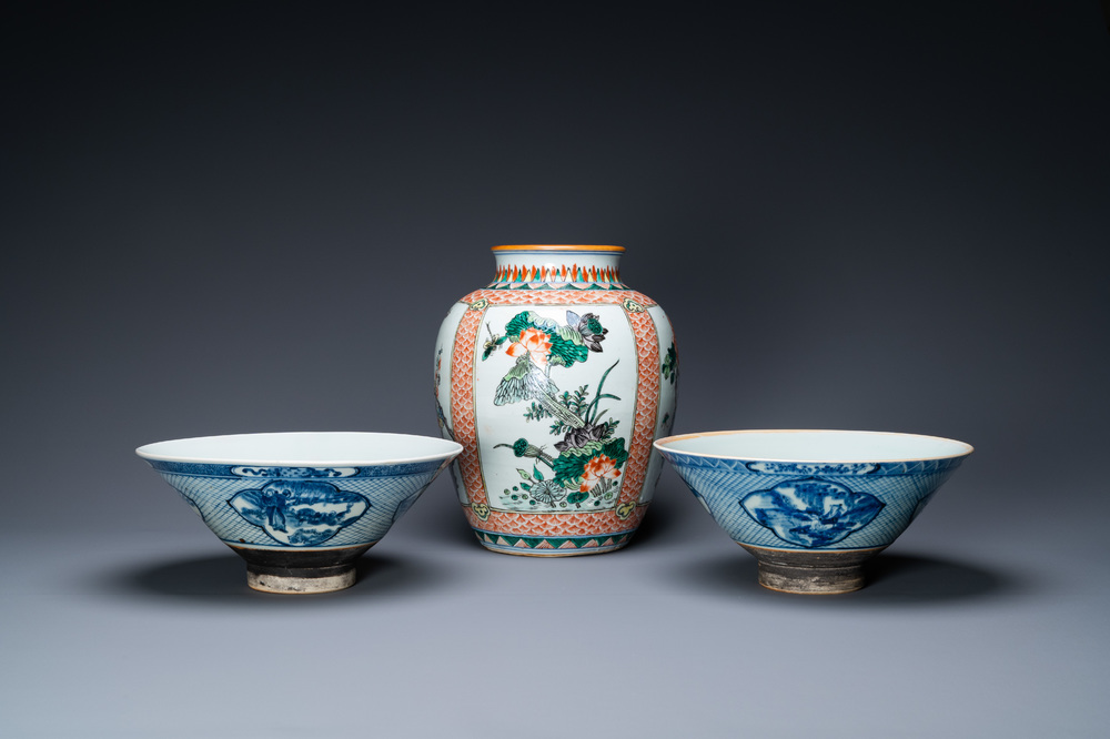 Een paar Chinese blauw-witte kommen en een famille verte vaas, 19e eeuw