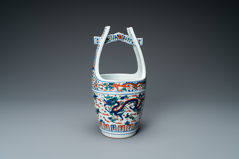 Un seau en porcelaine de Chine wucai, marque de Wanli, R&eacute;publique