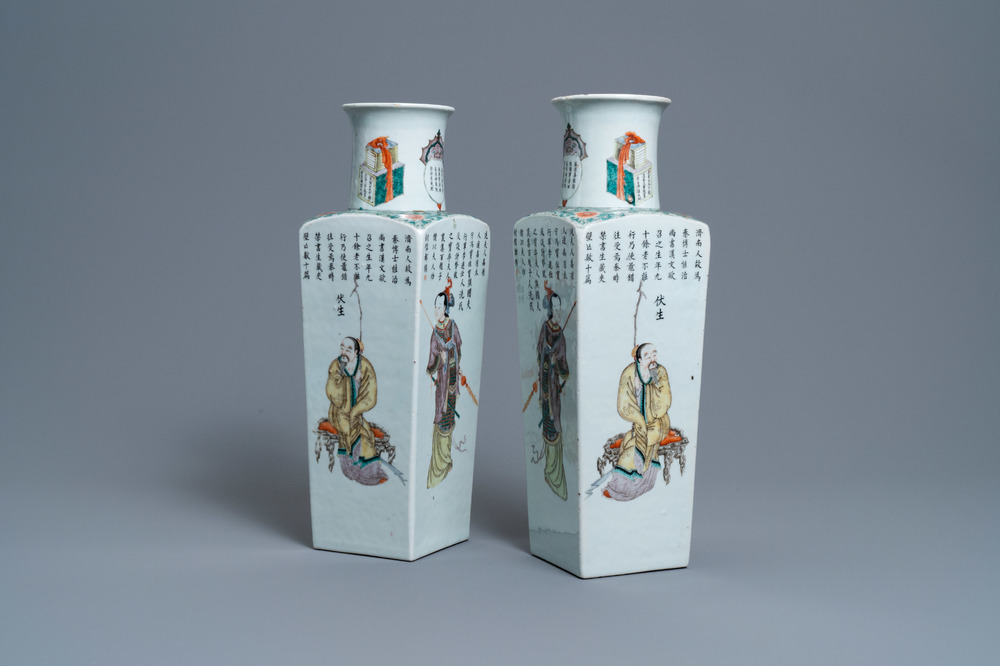 Une paire de vases de forme carr&eacute;e en porcelaine de Chine famille verte &agrave; d&eacute;cor Wu Shuang Pu, marque de Kangxi, 19&egrave;me