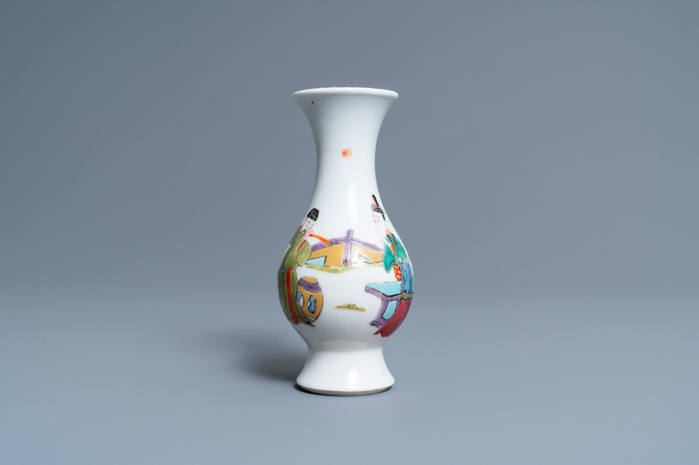 Un vase en porcelaine de Chine famille rose &agrave; d&eacute;cor de d'un homme et d'une femme dans un jardin, Yongzheng