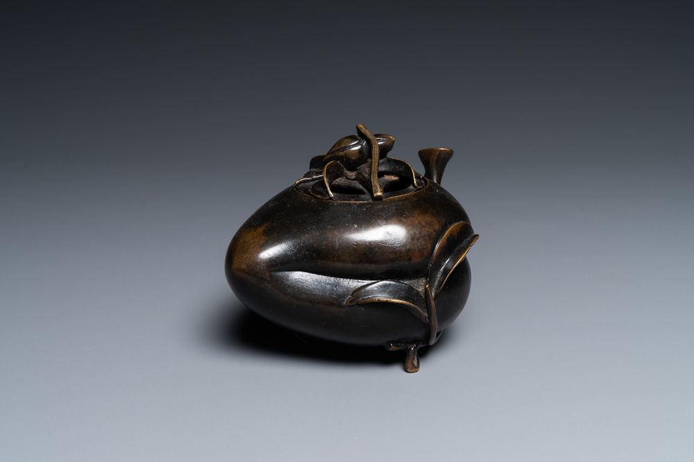 Un br&ucirc;le-parfum couvert en bronze en forme de p&ecirc;che, Chine, Qing