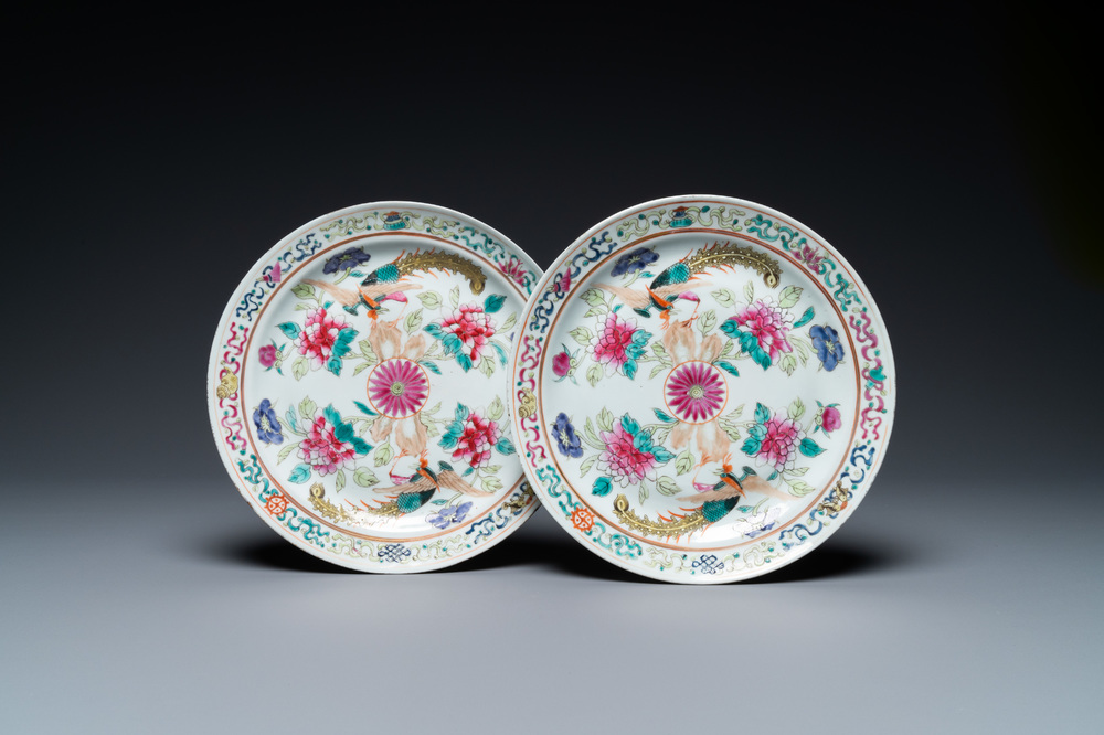 Une paire d'assiettes en porcelaine de Chine famille rose pour le march&eacute; Straits ou Peranakan, 19&egrave;me