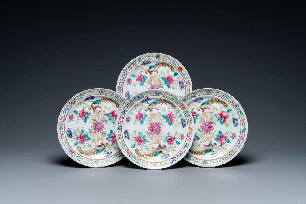 Quatre assiettes en porcelaine de Chine famille rose pour le march&eacute; Straits ou Peranakan, 19&egrave;me