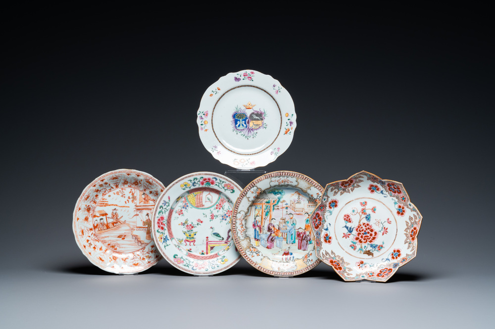 Cinq assiettes en porcelaine de Chine famille rose et en rouge de fer et dor&eacute;, Kangxi/Qianlong