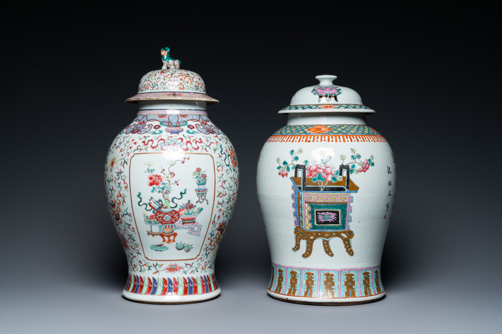 Twee Chinese famille rose dekselvazen met antiquiteiten, 19e eeuw