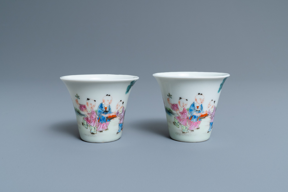 Une paire de tasses &agrave; vin en porcelaine de Chine famille rose, marque de Qianlong, R&eacute;publique