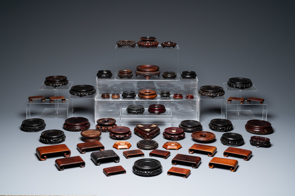 Een diverse collectie Chinese houten sokkels, 19/20e eeuw