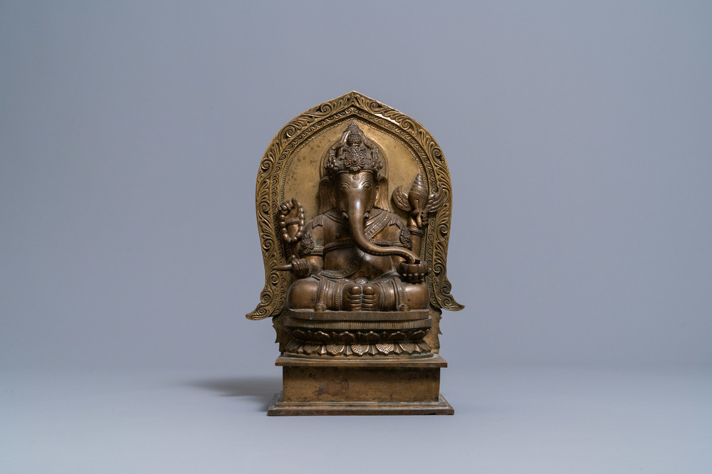 Een grote bronzen figuur van Ganesha, India, 19/20e eeuw