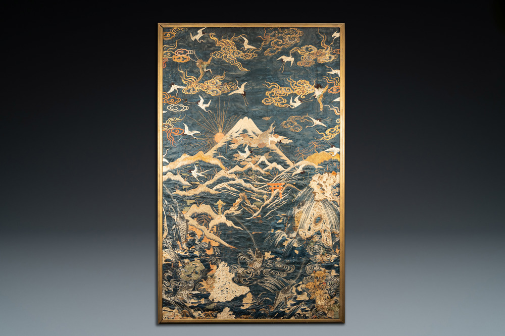 Een groot Japans geborduurd zijden paneel met kraanvogels en karpers rond de berg Fuji, Meiji, 19e eeuw