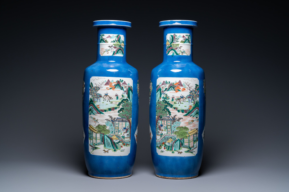 Une paire de vases de forme rouleau en porcelaine de Chine famille verte &agrave; fond bleu poudr&eacute;, marque de Kangxi, 19&egrave;me