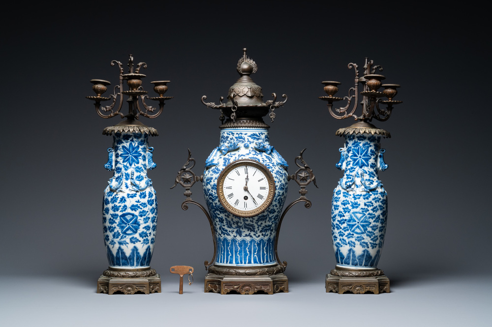 Une garniture de chemin&eacute;e &agrave; pendule en porcelaine de Chine en bleu et blanc mont&eacute;e en bronze, 19&egrave;me