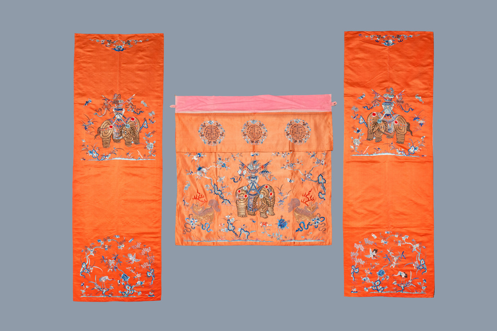 Trois panneaux en broderie de soie &agrave; d&eacute;cor d'&eacute;l&eacute;phants et de lions bouddhistes, Chine, 19&egrave;me