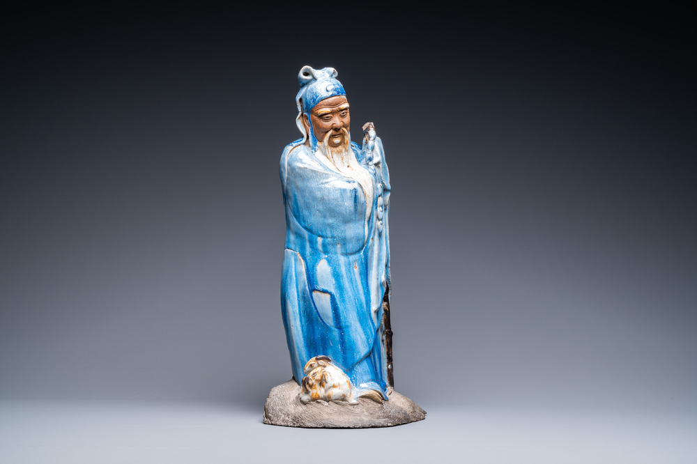Une grande figure d'un immortel en gr&egrave;s de Shiwan &agrave; &eacute;mail bleu, Chine, 19&egrave;me