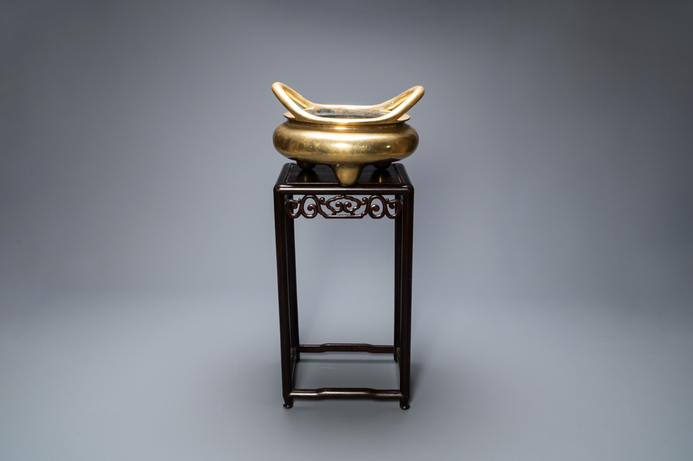 Un grand br&ucirc;le-parfum tripod en bronze, marque de Xuande avec inscription, Chine, 17/18&egrave;me