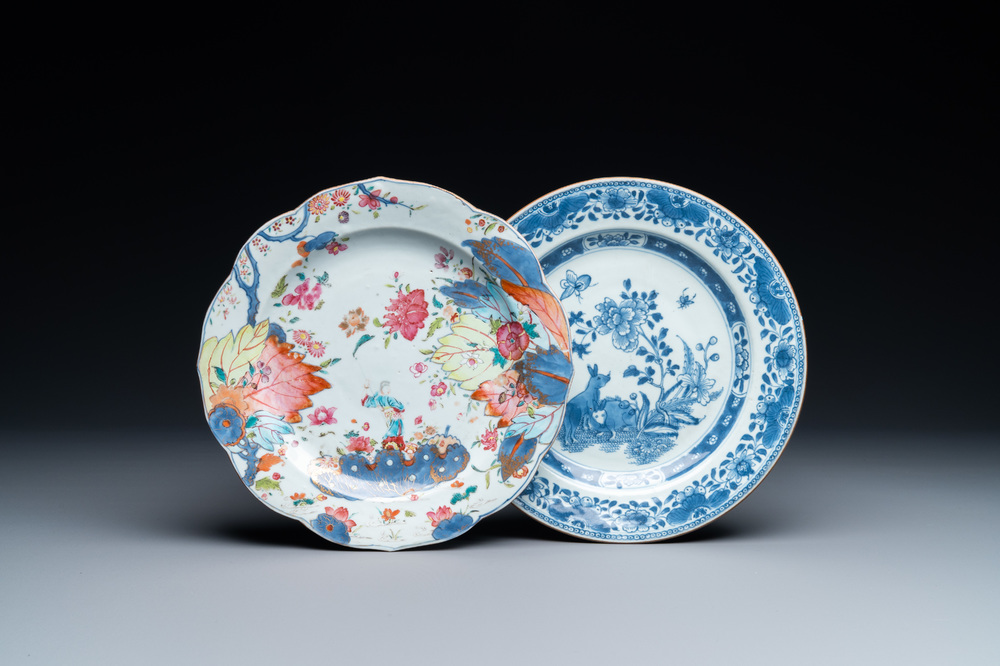 Une assiette en porcelaine de Chine famille rose &agrave; d&eacute;cor de feuilles de tabac et une &agrave; d&eacute;cor de lapins en bleu et blanc, Qianlong