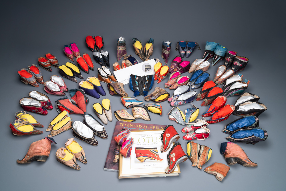 Une collection de 44 paires de chaussures lotus en soie et coton, Chine, Qing et R&eacute;publique