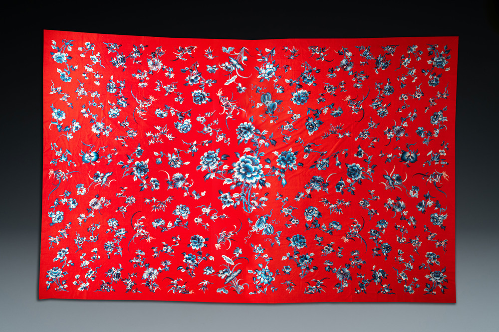 Une importante toile en feutre rouge &agrave; broderie en soie de fleurs et de p&ecirc;ches en bleu et blanc, Chine, 18/19&egrave;me