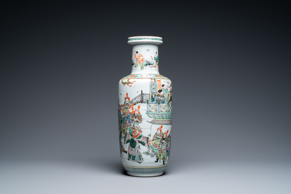 Un vase de forme rouleau en porcelaine de Chine famille verte, Kangxi