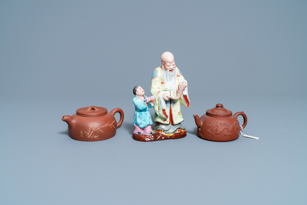 Twee Chinese Yixing steengoed theepotten en een famille rose groep met Shou Lao, Kangxi en 20e eeuw
