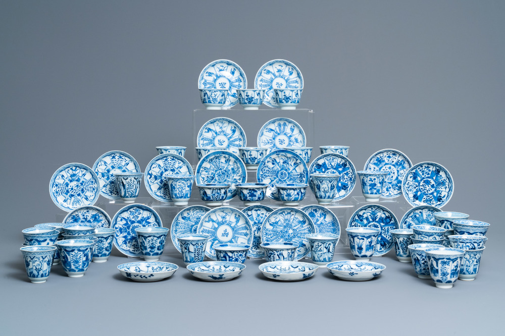 Quarante-six tasses et vingt-cinq soucoupes en porcelaine de Chine en bleu et blanc, divers marques, 19&egrave;me