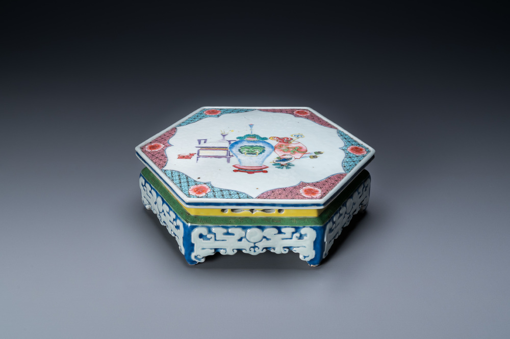 Un socle en porcelaine de Chine famille rose &agrave; d&eacute;cor d'antiquit&eacute;s, Yongzheng