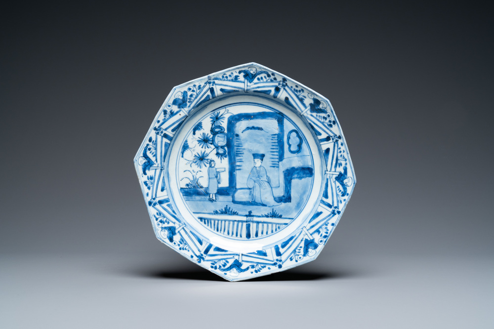 Un plat de forme octagonale en porcelaine de Chine en bleu et blanc, &eacute;poque Transition