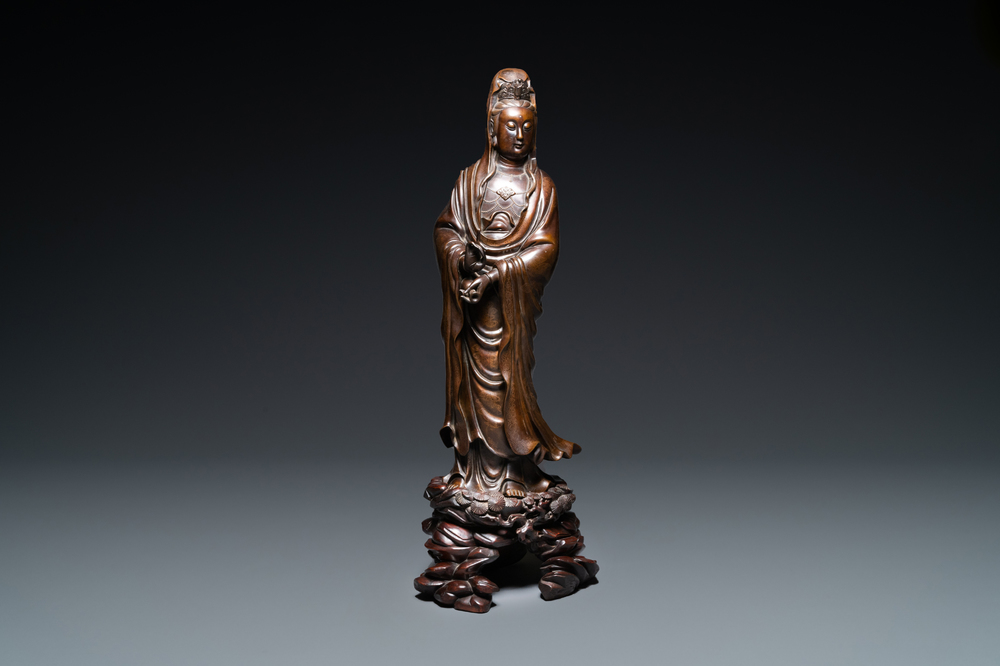 Een uitzonderlijk grote Chinese met zilver ingelegde bronzen figuur van Guanyin, Yutang Shi Sou merk, Qing