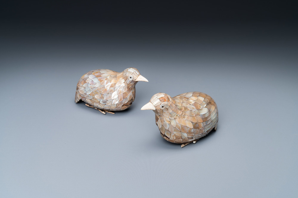 Une paire de bo&icirc;tes couvertes en forme de cailles en bois et nacre, Chine, marque de Qianlong, Qing