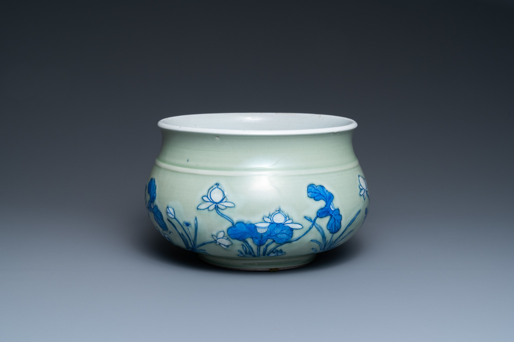 Een Chinese blauw-witte wierookbrander met celadon fondkleur, Kangxi