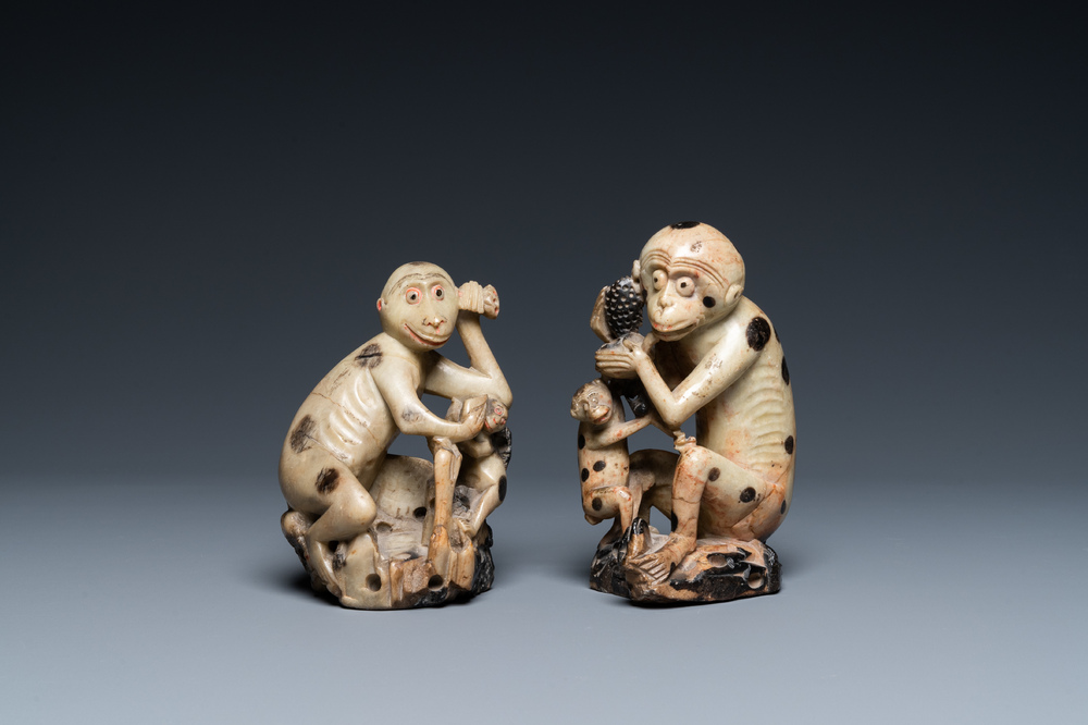 Twee Chinese zeepstenen groepen met apen, 19e eeuw
