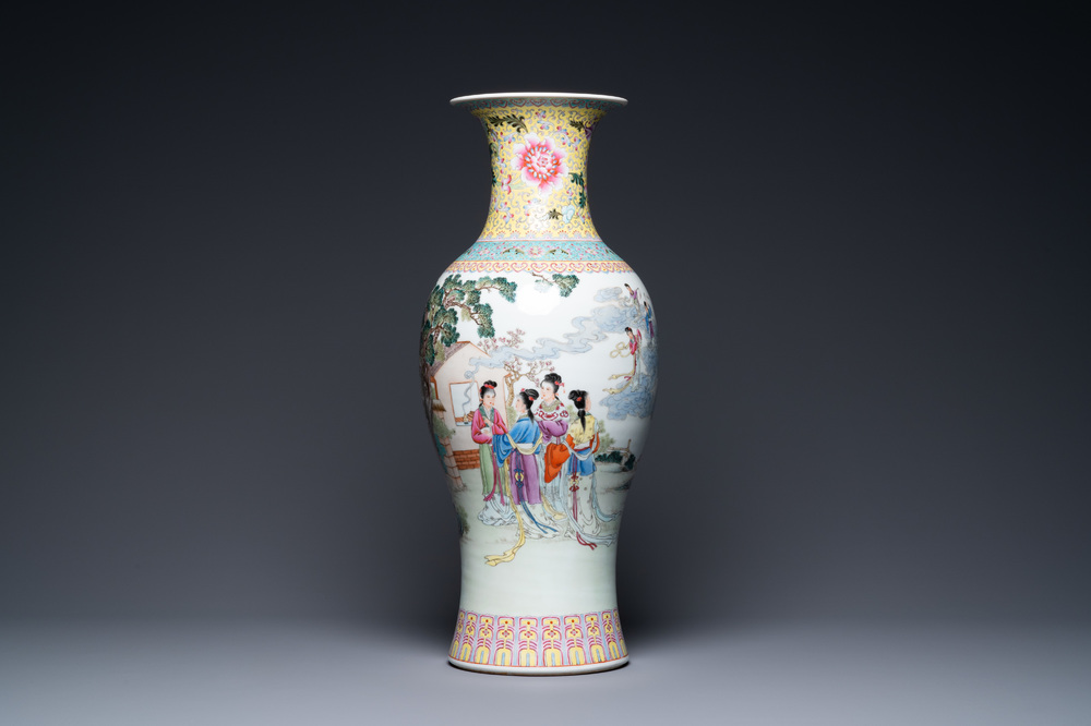 Een Chinese famille rose vaas met dames en onsterfelijken, Qianlong merk, Republiek