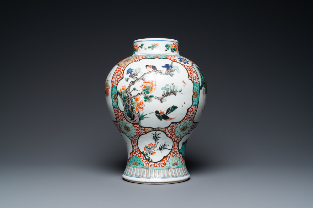 Un vase en porcelaine de Chine famille verte figurant des oiseaux sur des branches fleuries, Kangxi