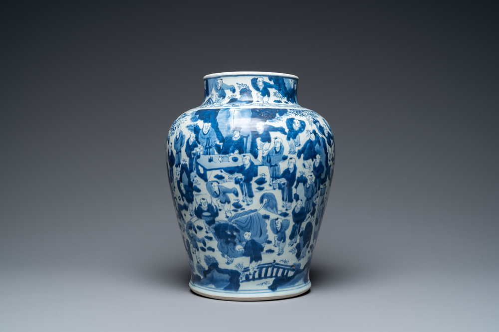 Un vase en porcelaine de Chine en bleu et blanc &agrave; d&eacute;cor des '100 gar&ccedil;ons', Kangxi