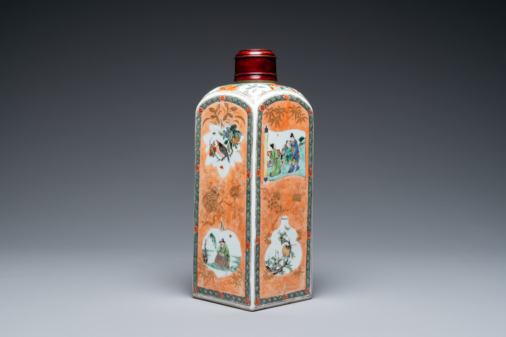 Een Chinese vierkante famille verte fles, Kangxi