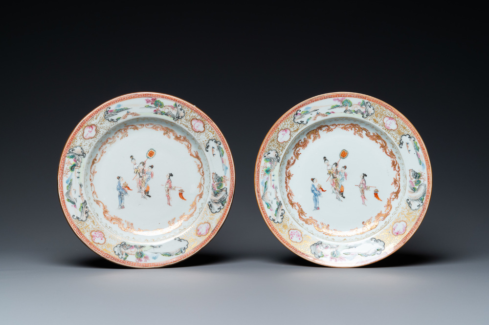 Une paire d'assiettes en porcelaine de Chine famille rose &agrave; d&eacute;cor mandarin, Qianlong