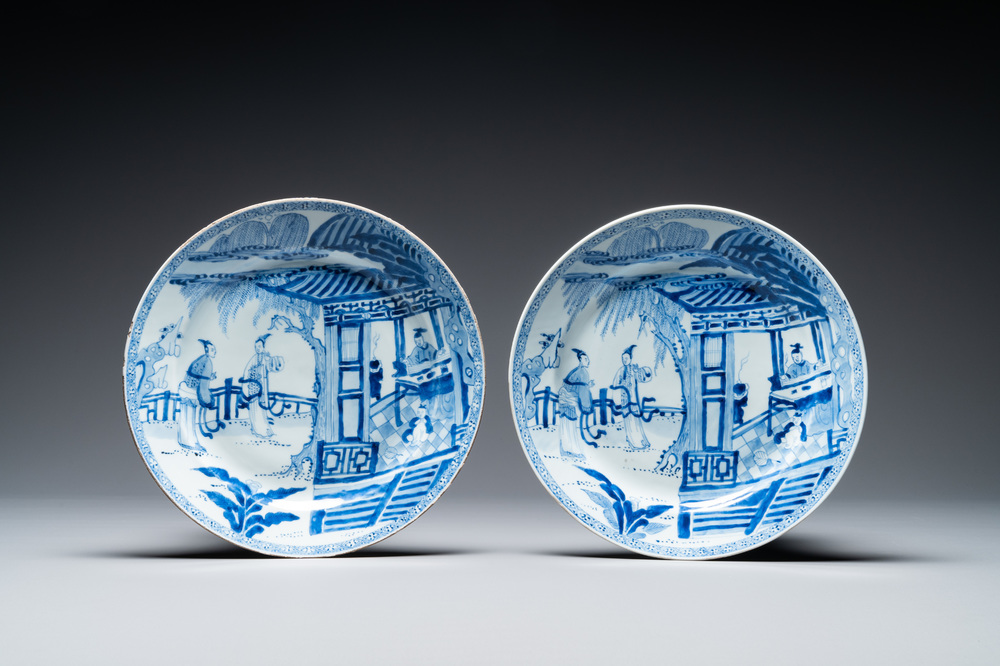 Een paar Chinese blauw-witte 'Xi Xiang Ji' schotels, Yongzheng