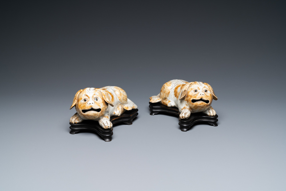 Een paar Chinese porseleinen modellen van mopshonden, Qianlong/Jiaqing
