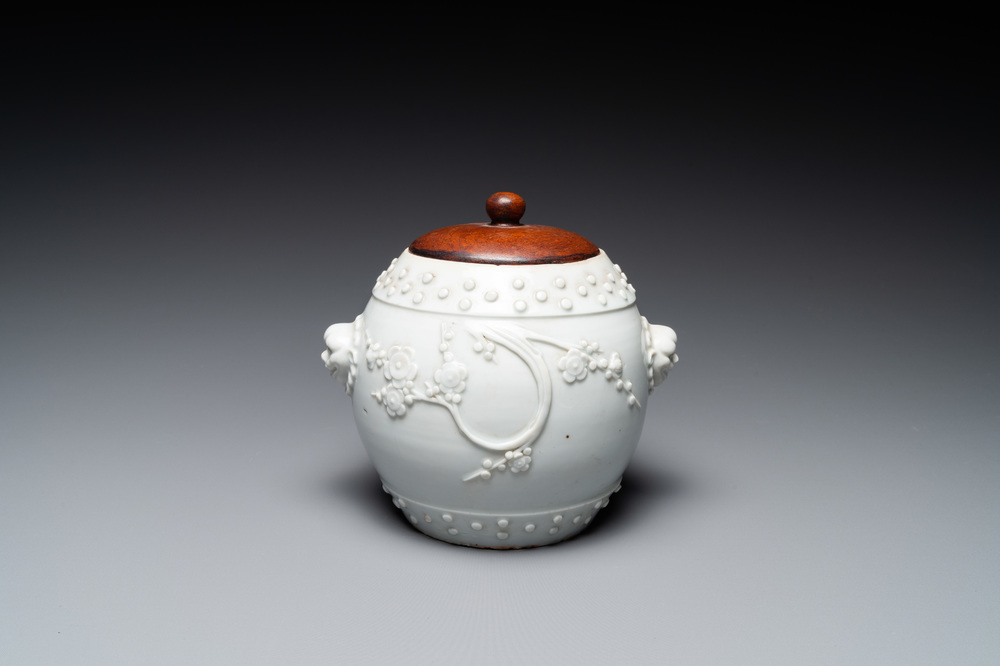 Un pot en porcelaine blanc de Chine &agrave; d&eacute;cor de fleurs de prunus en relief, 18/19&egrave;me