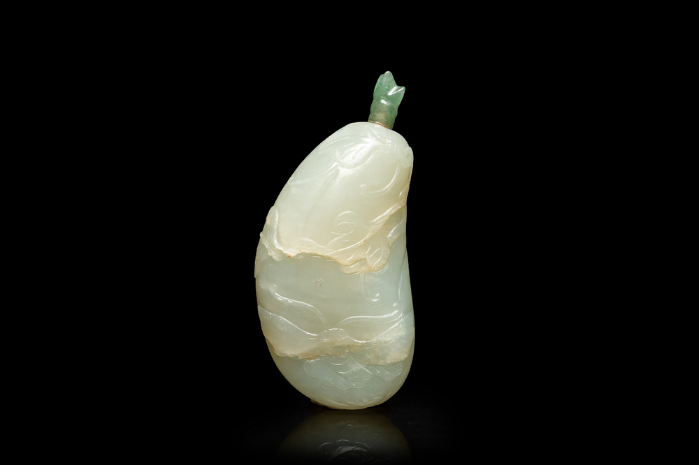 Une tabati&egrave;re en jade c&eacute;ladon pale, Chine, 18/19&egrave;me