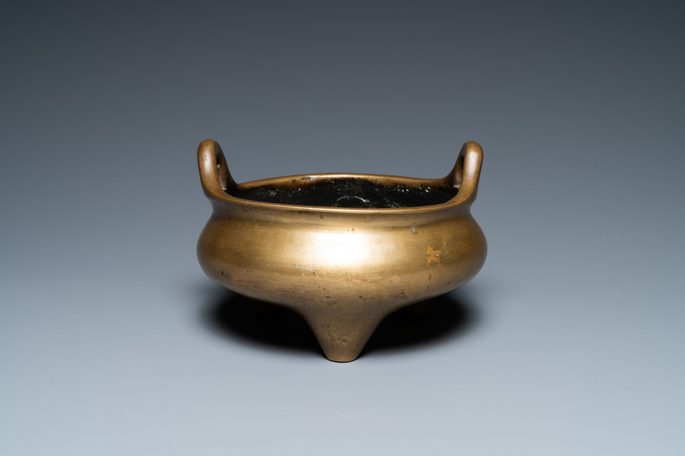 Een Chinese bronzen driepotige wierookbrander, Xuande merk, 19e eeuw