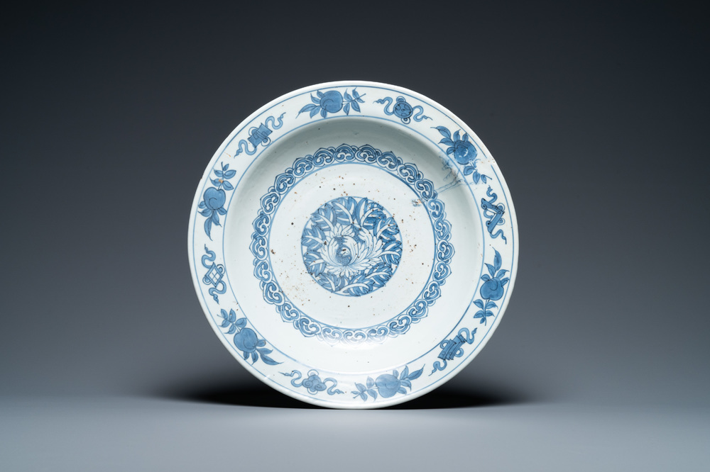 Un plat en porcelaine de Chine en bleu et blanc, Ming